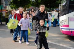 正在成都安心吃丨3辆食安巴士同步发车百人看望